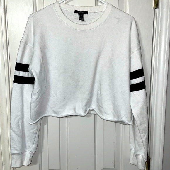 White long sleeve cropped sweatshirt! Adorable with joggers of leggings. - Picture 1 of 1